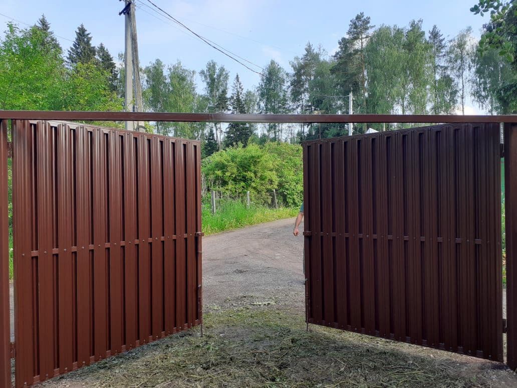 Распашные ворота из евроштакетника — фото работы ЗаборКинг